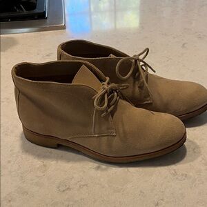 Johnston & Murphy women’s Tan Suede Chukka Boots - Classic Lace-Up 7.5